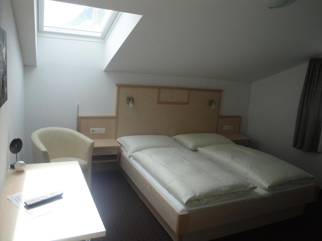 Pension Dorfplatzl Fusch an der Grossglocknerstrasse Room photo