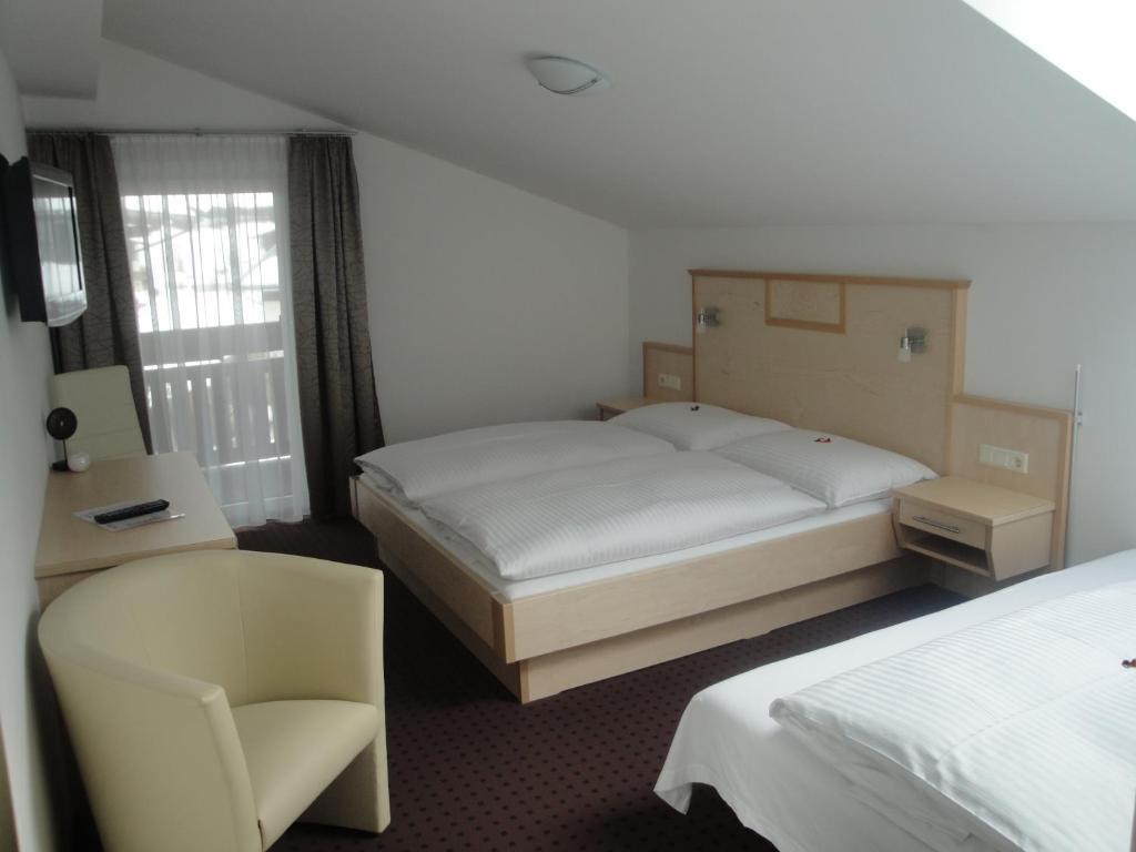 Pension Dorfplatzl Fusch an der Grossglocknerstrasse Room photo