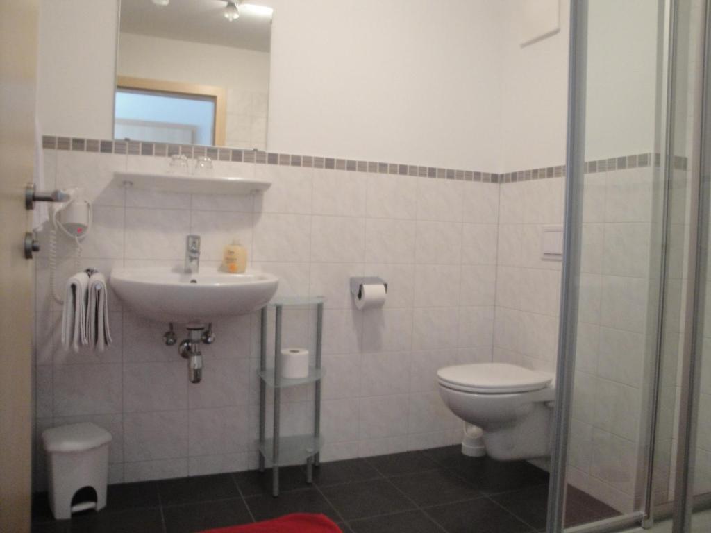 Pension Dorfplatzl Fusch an der Grossglocknerstrasse Room photo
