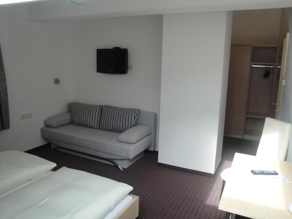 Pension Dorfplatzl Fusch an der Grossglocknerstrasse Room photo
